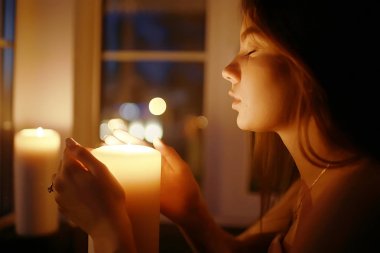 mum yakma ile kadın