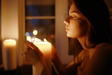 mum yakma ile kadın