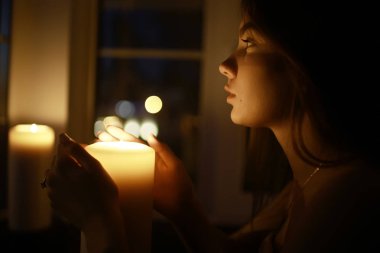 mum yakma ile kadın