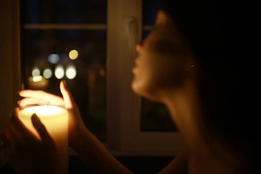 mum yakma ile kadın