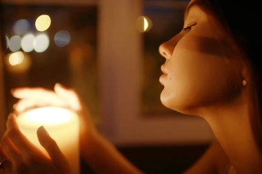 mum yakma ile kadın