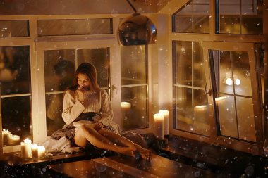 Mumlar ile genç kadın