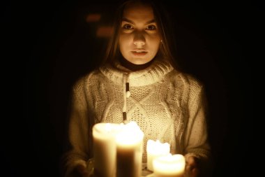 Mumlar ile genç kadın 