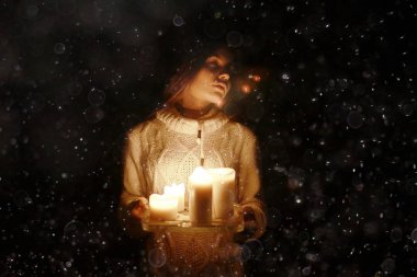 Mumlar ile genç kadın 