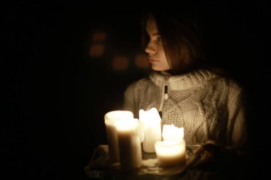 Mumlar ile genç kadın 