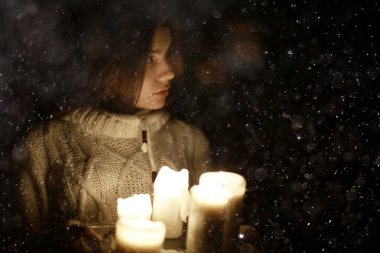 Mumlar ile genç kadın 