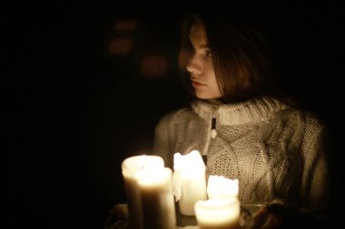 Mumlar ile genç kadın 