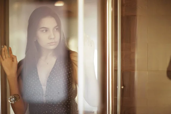 Mujer joven con el pelo largo y oscuro —  Fotos de Stock