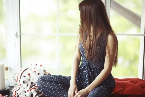 Pencere üzerinde genç kadın