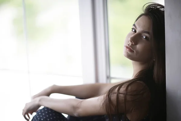 窓辺の若い女性 — ストック写真