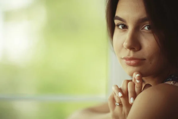 Mooie jonge vrouw — Stockfoto