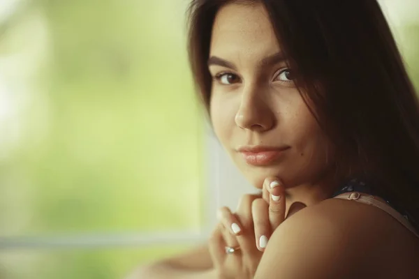 Mooie jonge vrouw — Stockfoto