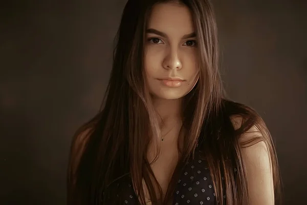 Vacker ung kvinna — Stockfoto