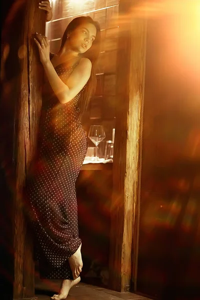 Uzun siyah saçlı genç kadın.