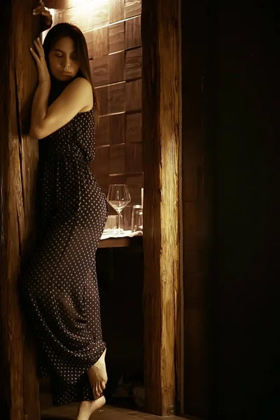 Uzun siyah saçlı genç kadın.