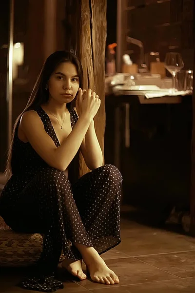 Uzun siyah saçlı genç kadın.