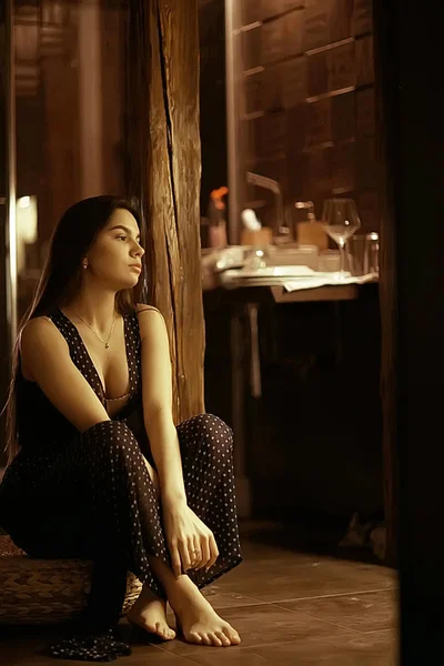 Uzun siyah saçlı genç kadın.