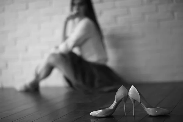 Modische Schuhe und junge Frau — Stockfoto
