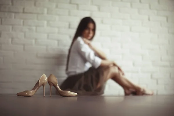 Модне взуття і молода жінка — стокове фото