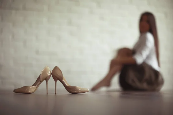 Модне взуття і молода жінка — стокове фото