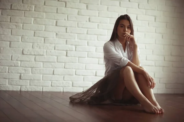 Woman sitting on floor — Stock Photo, Image