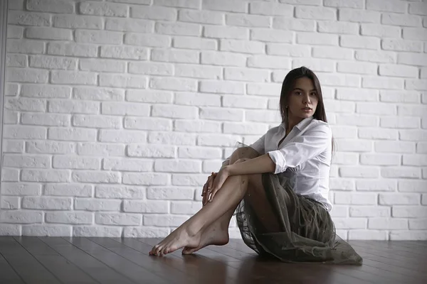 Kvinna sittande på golvet — Stockfoto
