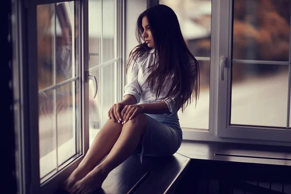 Giovane donna sul davanzale della finestra — Foto Stock