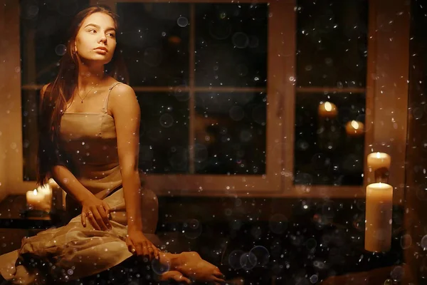 karanlık odada genç kadın 