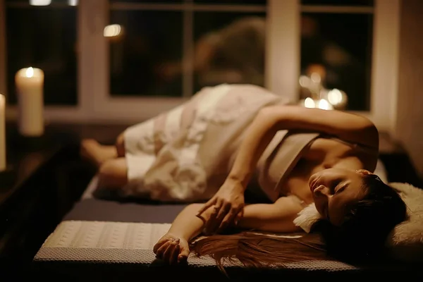 Молода жінка спить вдома — стокове фото
