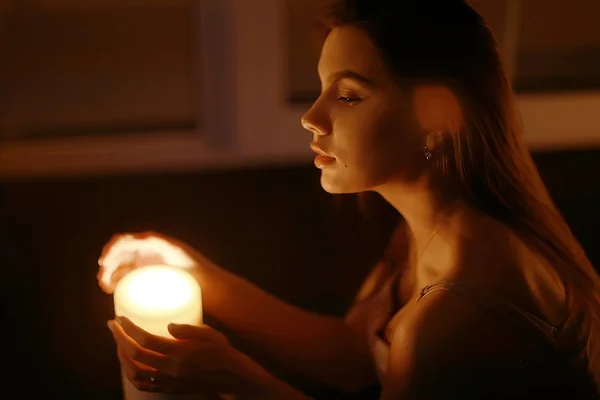 Женщина с горящей свечой — стоковое фото