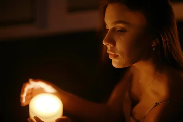 Mujer con vela encendida —  Fotos de Stock