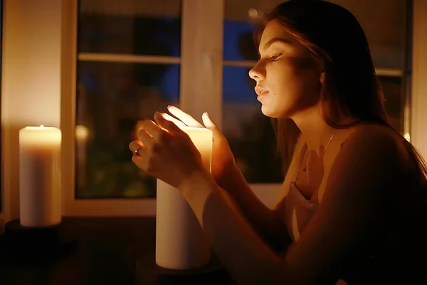 Kvinna med brinnande ljus — Stockfoto