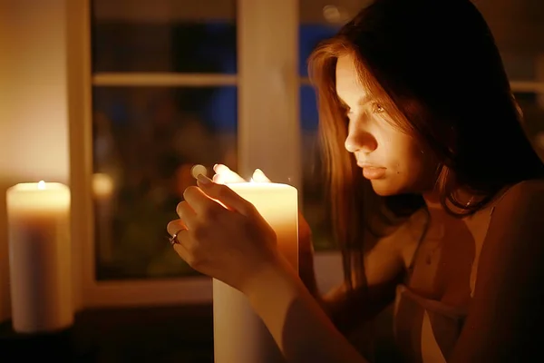 Mujer con velas encendidas —  Fotos de Stock