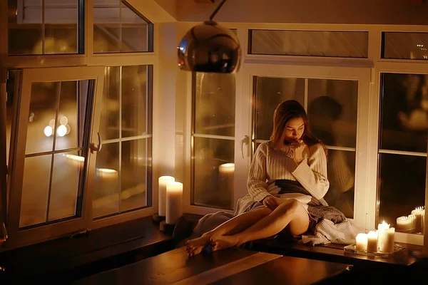 Mumlar ile genç kadın