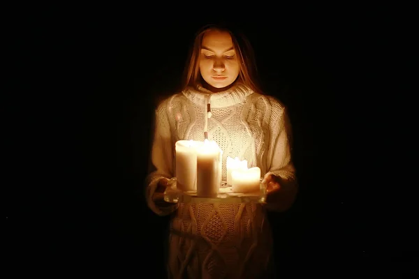 Νεαρή γυναίκα με κεριά — Φωτογραφία Αρχείου