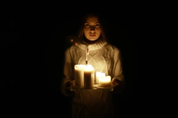 Mujer joven con velas — Foto de Stock