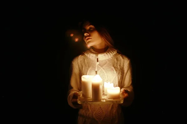 Mladá žena se svíčkami — Stock fotografie