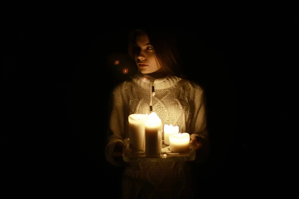 Mujer joven con velas — Foto de Stock