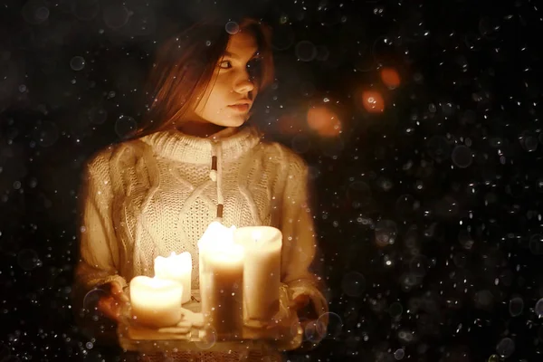 Mumlar ile genç kadın 