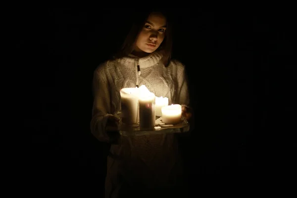 Mujer joven con velas — Foto de Stock