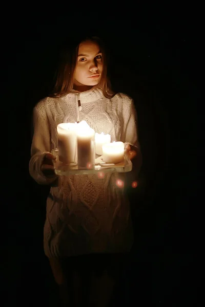 蜡烛的年轻女人 — 图库照片