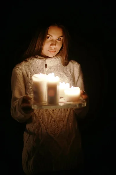 Молодая женщина со свечами — стоковое фото