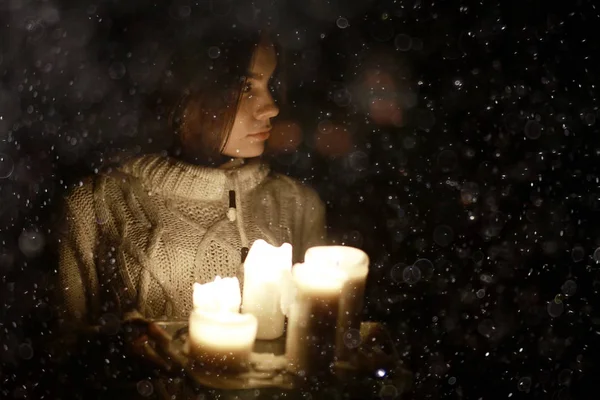 Mumlar ile genç kadın 