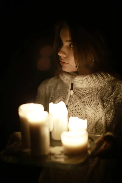 Giovane donna con candele — Foto Stock