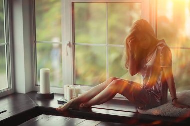 Pencere üzerinde genç kadın