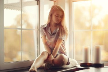 Pencere üzerinde genç kadın