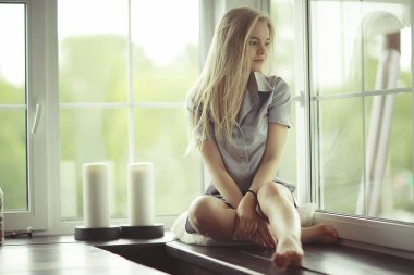 Pencere üzerinde genç kadın