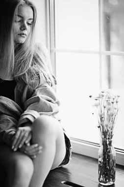 Pencere üzerinde genç kadın