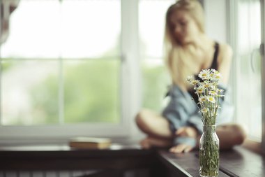 Pencere üzerinde genç kadın