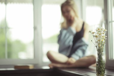 Pencere üzerinde genç kadın